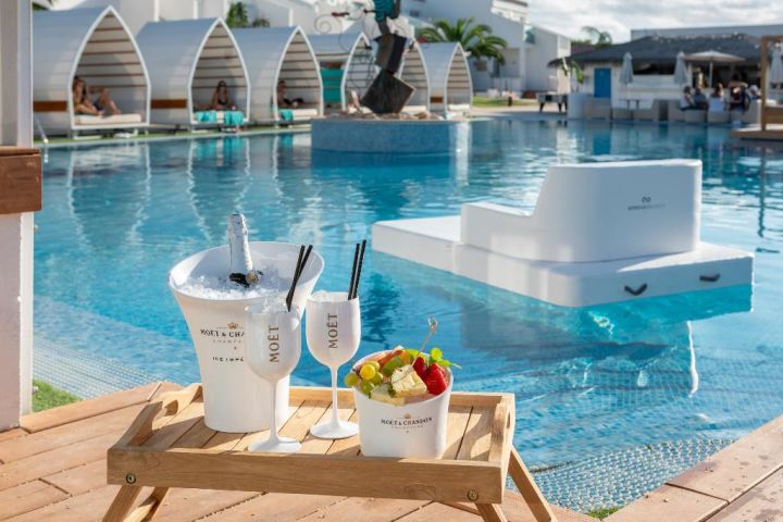 Wyprzedaż na Dzień Wypłaty: 7 Nocy w 5⭐ Lago Resort Menorca z Śniadaniem i Lotem od £439